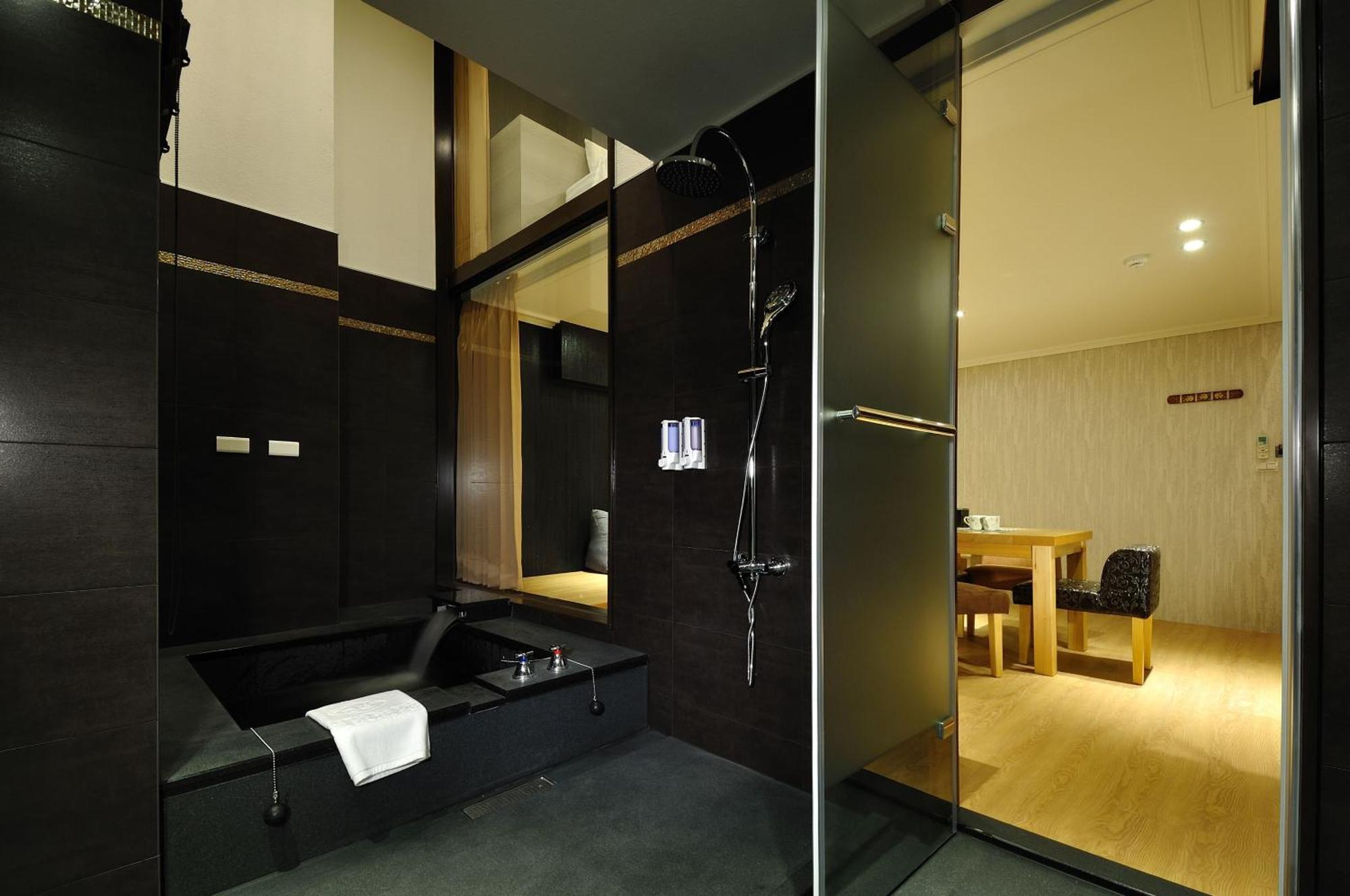 58˚ Hotspring Hotel Jiaoxi Ruang foto